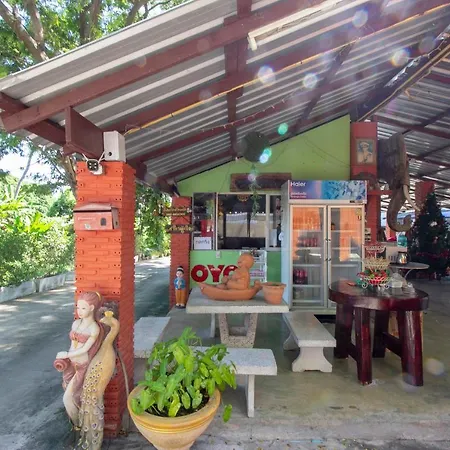 Oyo 75372 Flight Hut Hotel